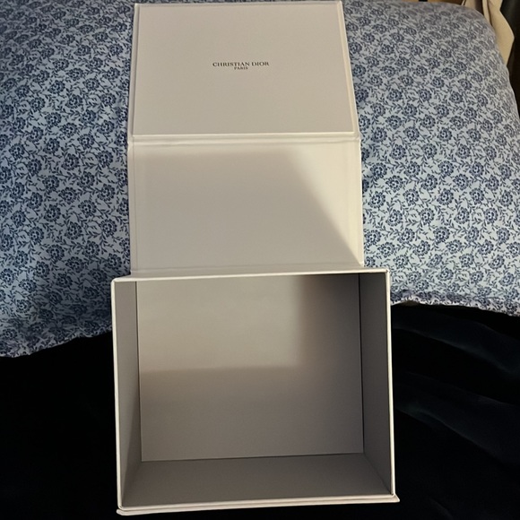⭐️C Dior travel pouch and mirror with gift box. - Picture 11 of 17